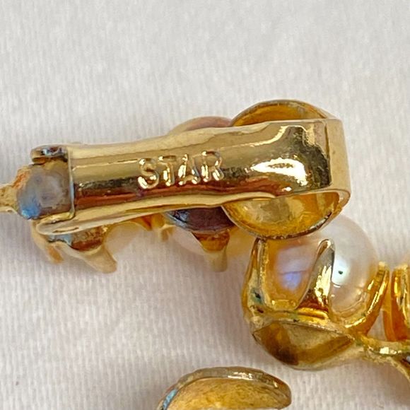 Star Signed Tiny Clip On Earrings Double Pearlesque Beads On Gold Tone Setting - Picture 7 of 8